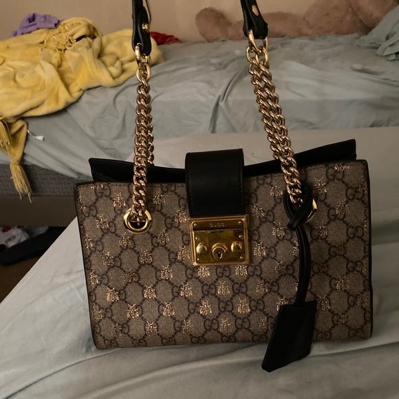 Gucci Handbags - Gucci bag used almost new